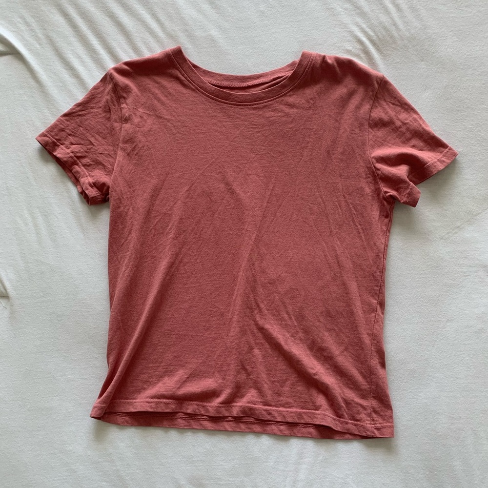 BRANDY MELVILLE pink t-shirt